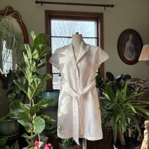 An elegant and classic 100% linen dress with short sleeves by Tahari.